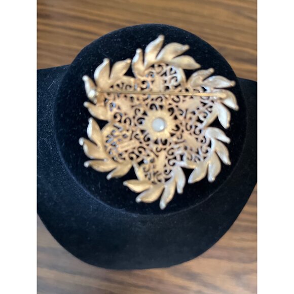 Crown Trifari cabochon white enamel open work flower brooch vintage - Picture 2 of 4